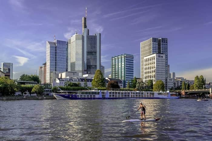 Mainufer Promenade