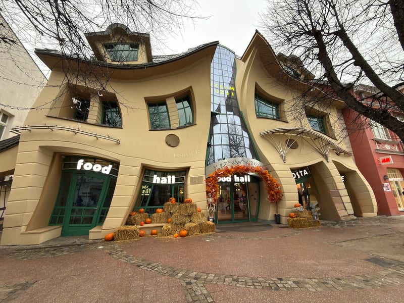 Bohaterรณw Monte Cassino & Krzywy Domek