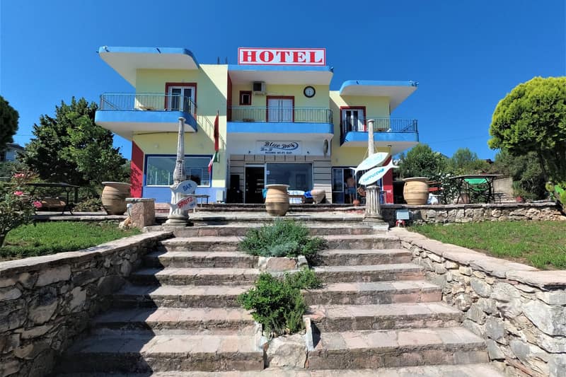 EMAR Beachfront Hotel Ksamil: Acceso a la playa hotel in Ksamil